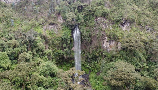 Vista panoramica della cascata di Suruhuaico