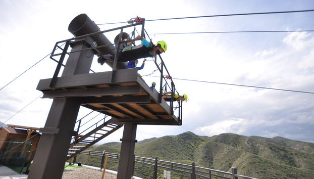 Listos para el salto en tirolina en Alhaurín de la Torre