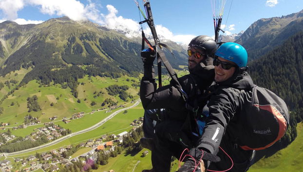 Survolez en parapente les Alpes suisses