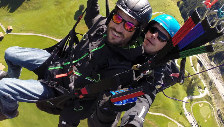 Vol en parapente dans les Alpes suisses