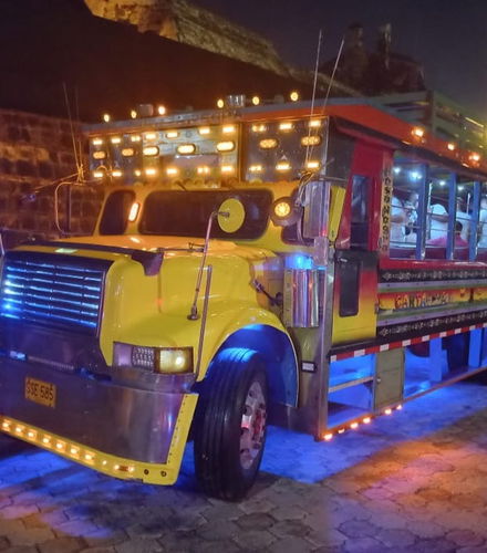 Foto de Tour en chiva rumbera por Cartagena + Fiesta en una discoteca
