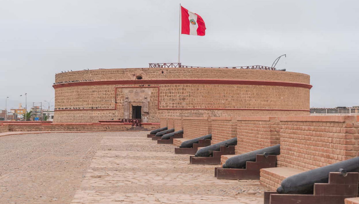 Tour nocturno por la Fortaleza del Real Felipe - Foto 1