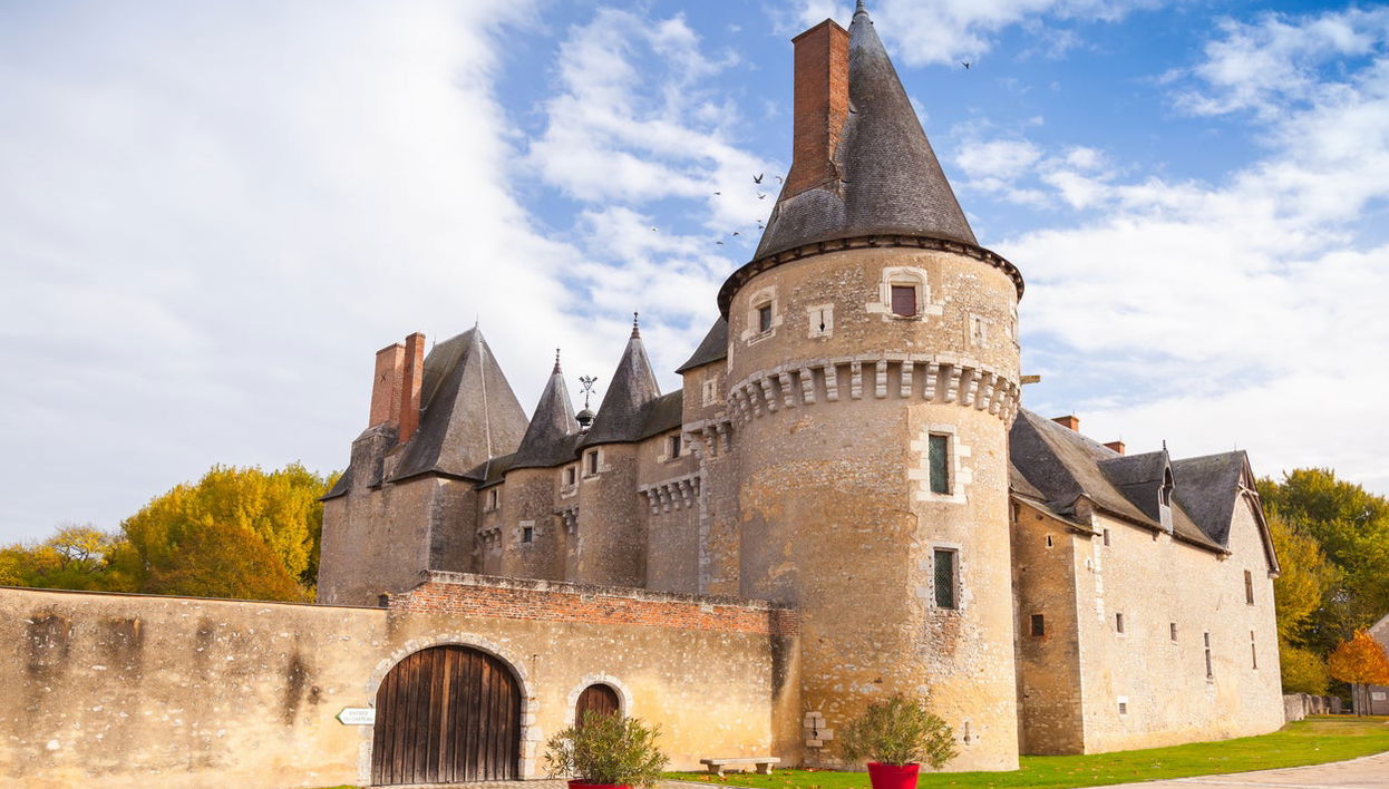 Entrada al castillo de Fougères-sur-Bièvre - Foto 1