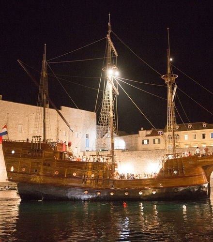 Foto de Crucero nocturno en galeón por Dubrovnik