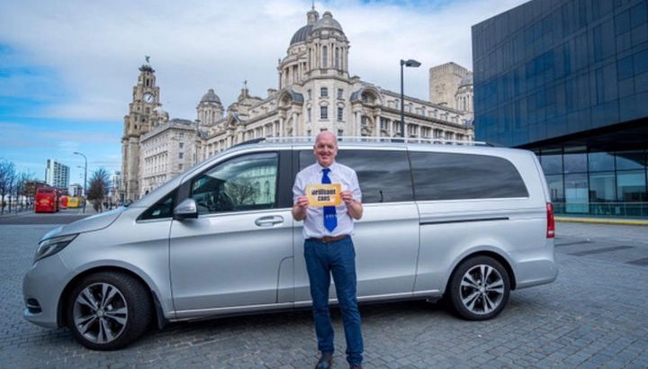 Mercedes licenciado de luxo com guia turístico local qualificado e especialista em Beatles