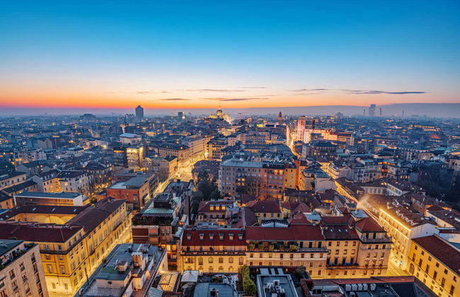 Tour noturno de ônibus panorâmico por Milão - Foto 1