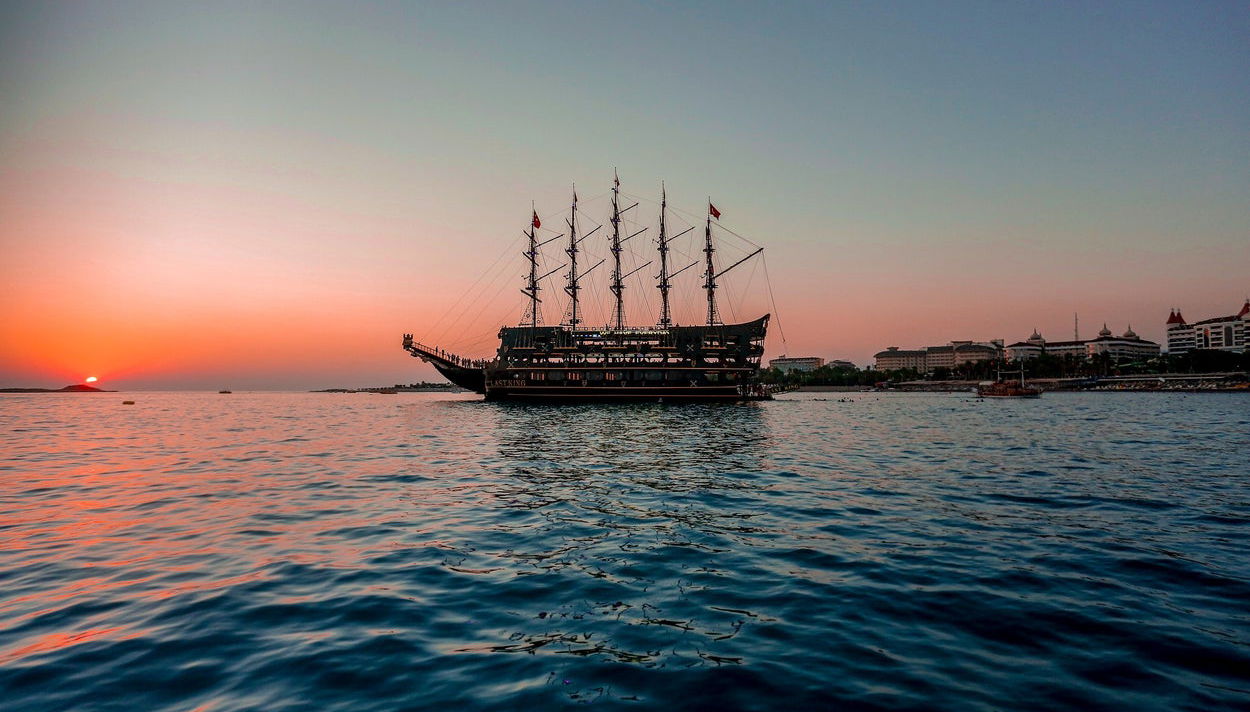 Paseo en barco al atardecer por Alanya - Foto 1