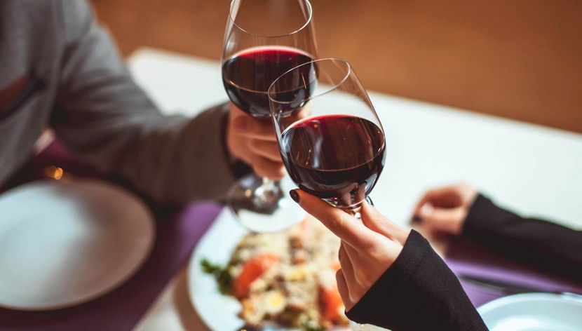 Toast avec du vin léonais