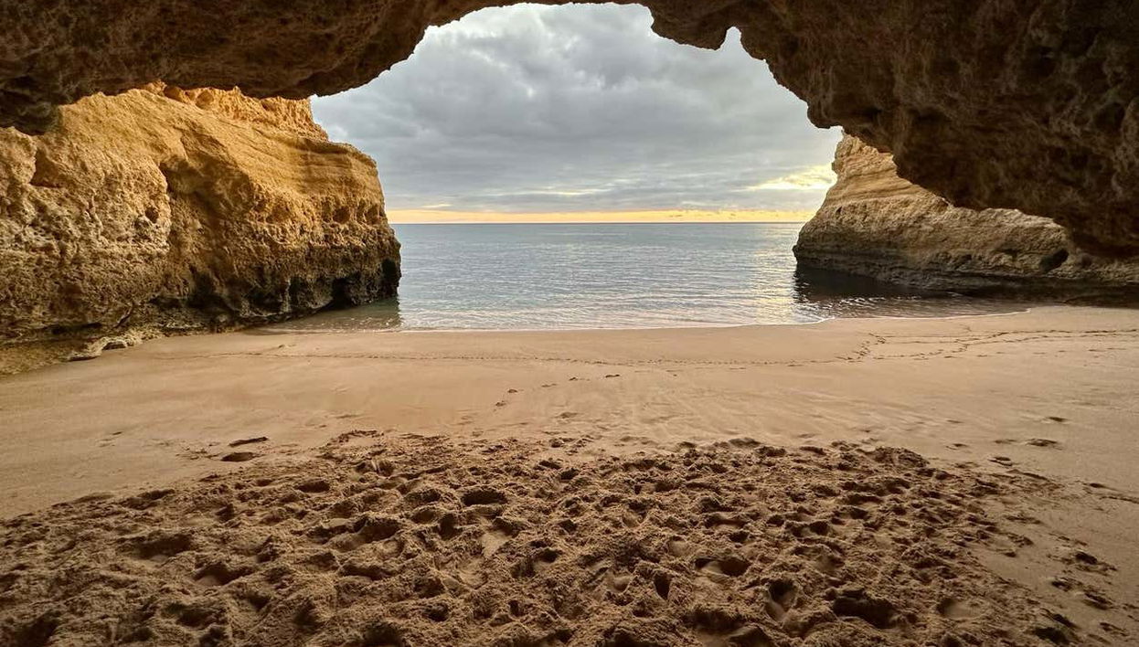 Excursión a la cueva de Benagil, Algar Seco y la playa de la Marina - Foto 1