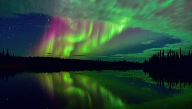 Flotter sur un lac gelé à la lumière d'une aurore boréale - Photo 3