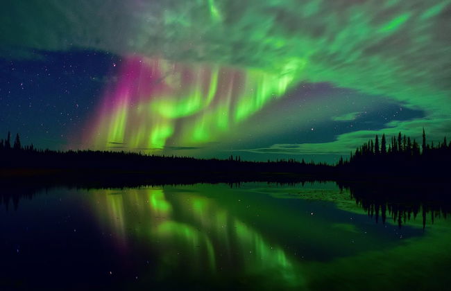 Flotter sur un lac gelé à la lumière d'une aurore boréale - Photo 3