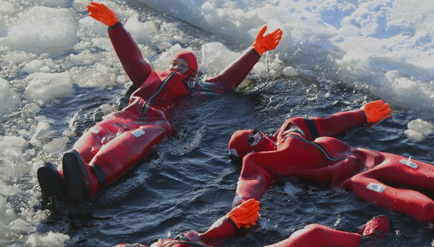Flotter sur un lac gelé à la lumière d'une aurore boréale - Photo 4
