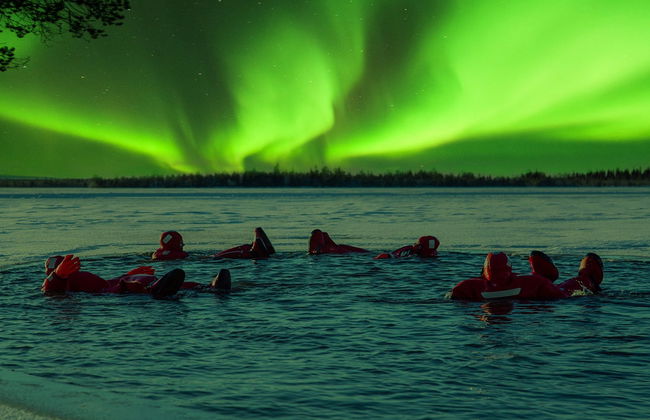Flotter sur un lac gelé à la lumière d'une aurore boréale - Photo 1
