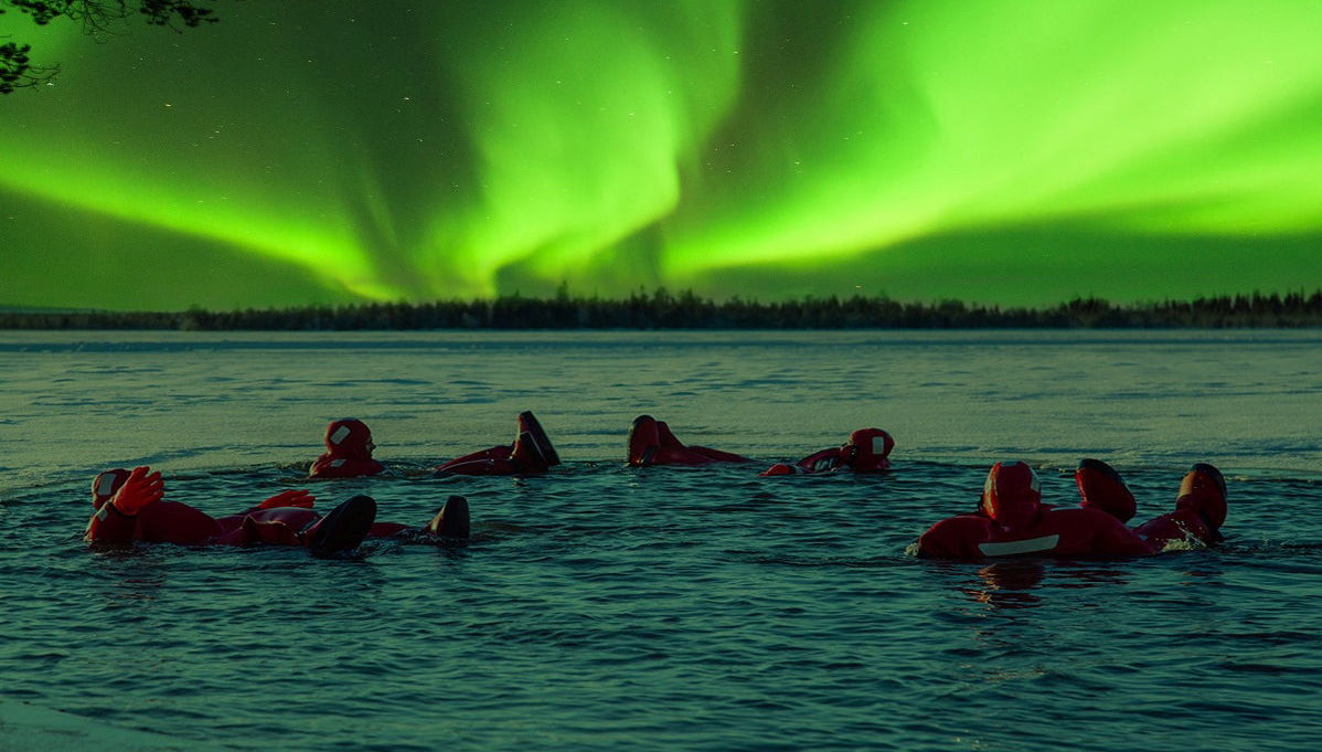 Flotter sur un lac gelé à la lumière d'une aurore boréale - Photo 1