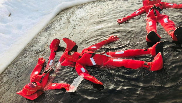 Flotter sur un lac gelé à la lumière d'une aurore boréale - Photo 2