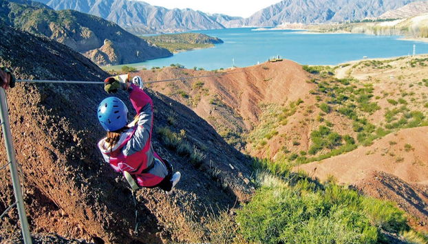 Tirolina sobre el embalse Potrerillos de Mendoza