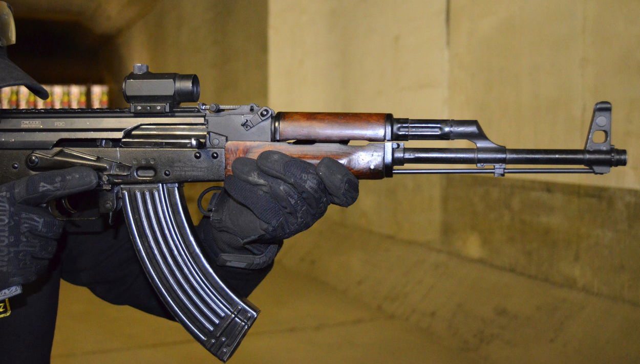 Prácticas de tiro con Kalashnikov - Foto 1