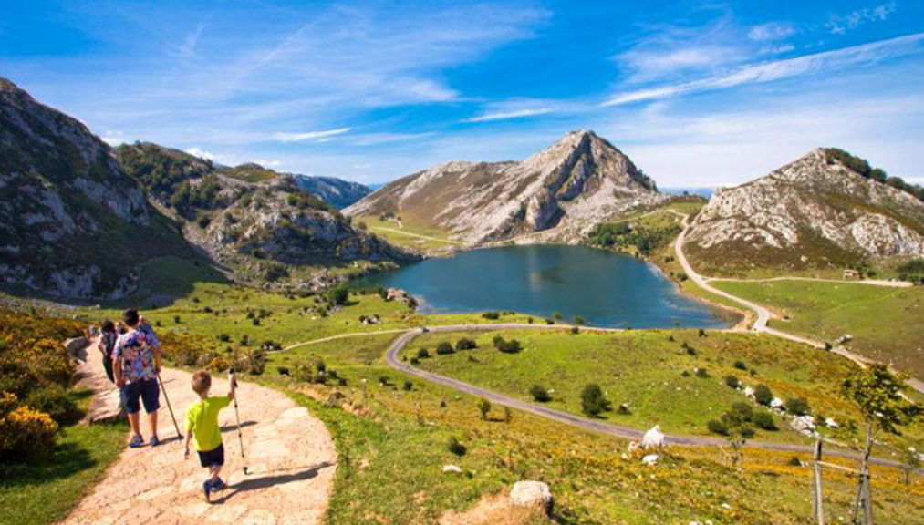 Lagos de Covadonga, Santuario y Cangas de Onís - Tour en grupos reducidos - Foto 1