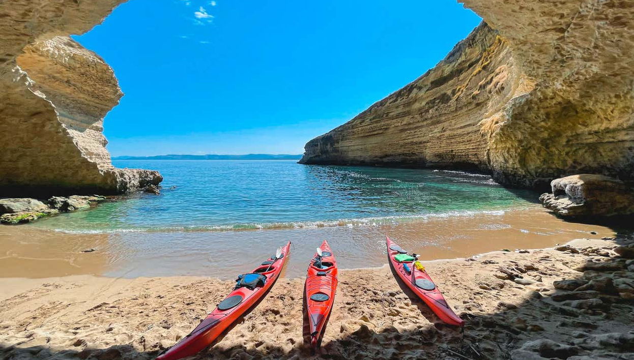 Tour en kayak por las cuevas de Porto Torres - Foto 1