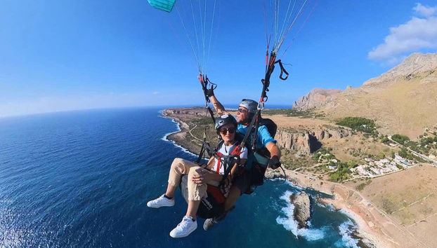 In parapendio sulla costa sicula