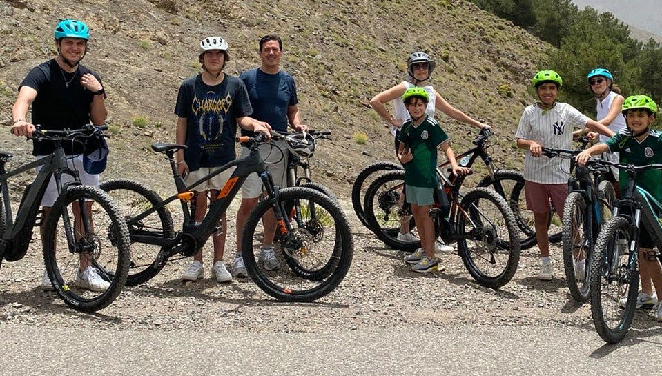 Balade à vélo électrique dans les montagnes de l'Atlas