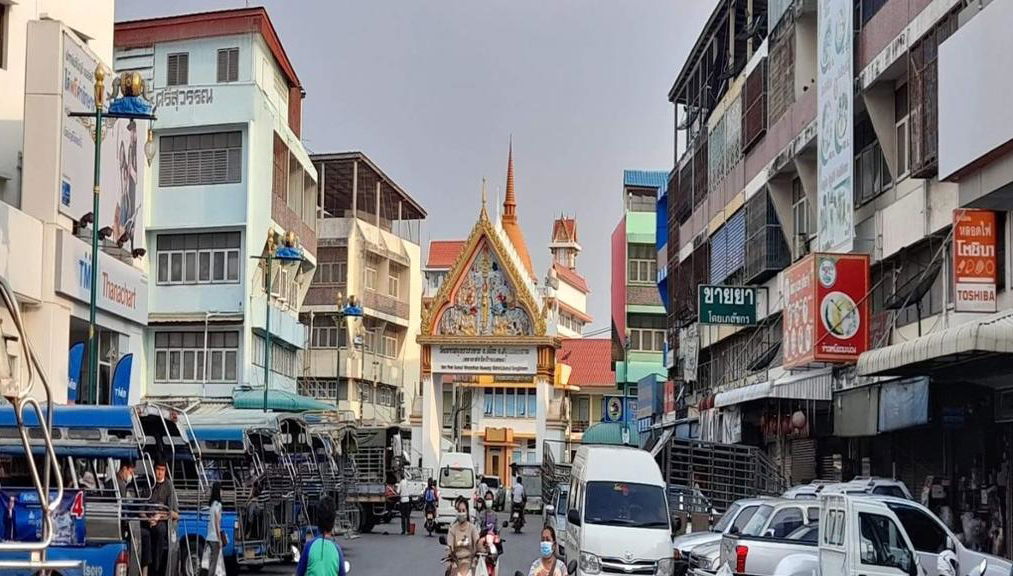 Half Day Tour - Train Markt, Floating Market, Big Buddha, Wat Prasri Jarene, Emerald Pagoda & Museum - Photo 1