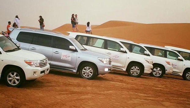 Parada para fotos em grupo no deserto
