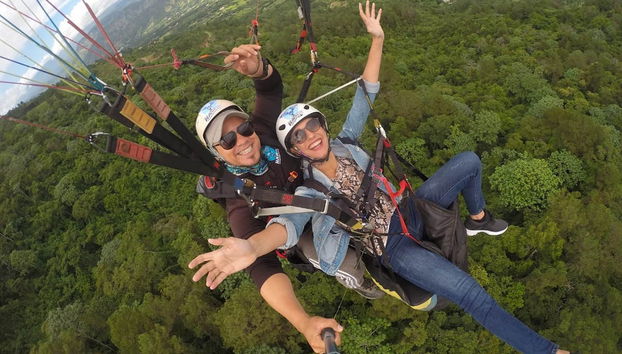 Desfrutando do voo de parapente
