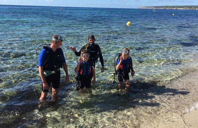 Bautismo de buceo en la playa de Migjorn - Foto 2