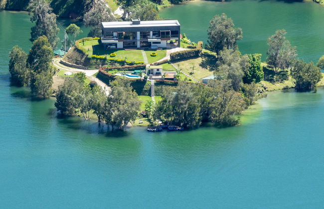 Paseo en lancha pontón por el embalse de Guatapé con barbacoa - Foto 4