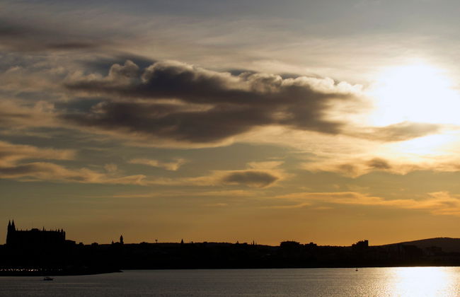 Paseo en barco al atardecer por la bahía de Palma - Foto 8