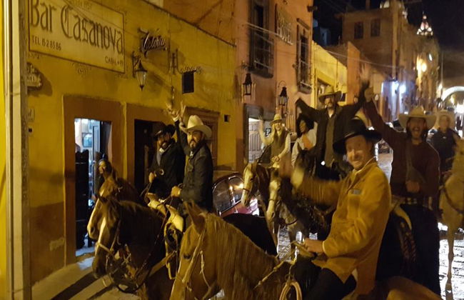 Paseo a caballo al atardecer por la ciudad con visitas a los bares locales - Foto 5