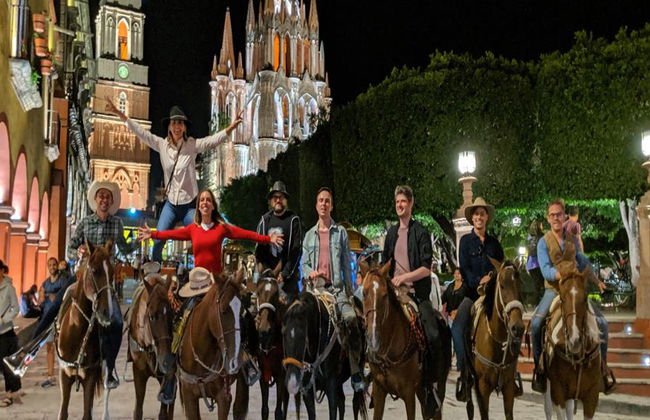 Paseo a caballo al atardecer por la ciudad con visitas a los bares locales - Foto 3