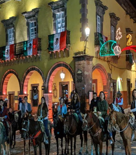 Foto de Paseo a caballo al atardecer por la ciudad con visitas a los bares locales