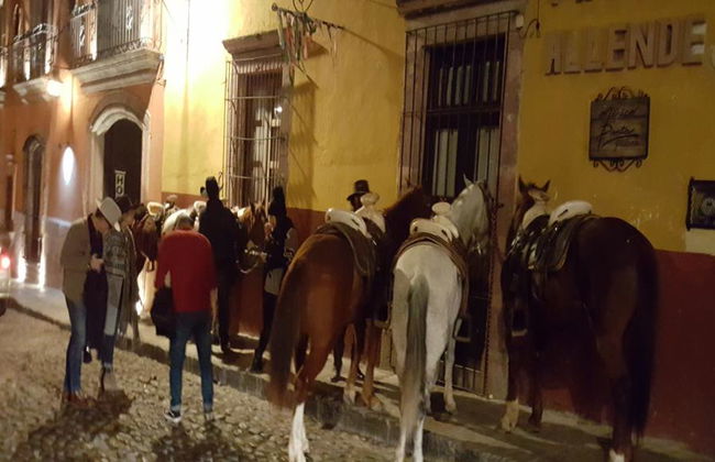 Paseo a caballo al atardecer por la ciudad con visitas a los bares locales - Foto 8