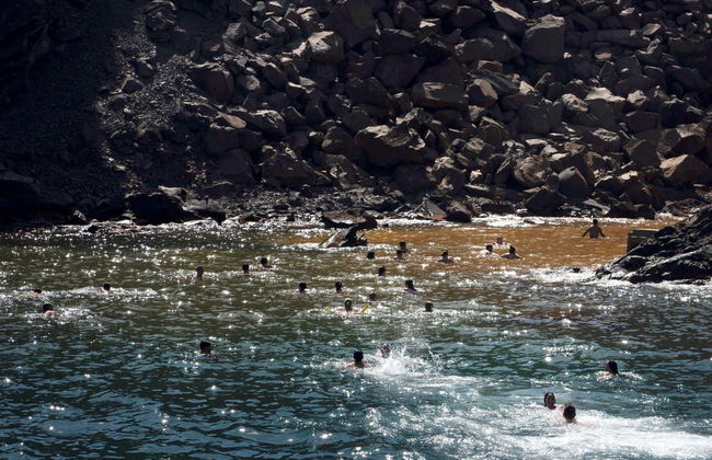 Giro in barca con fondo trasparente nella Caldera di Santorini - Foto 13
