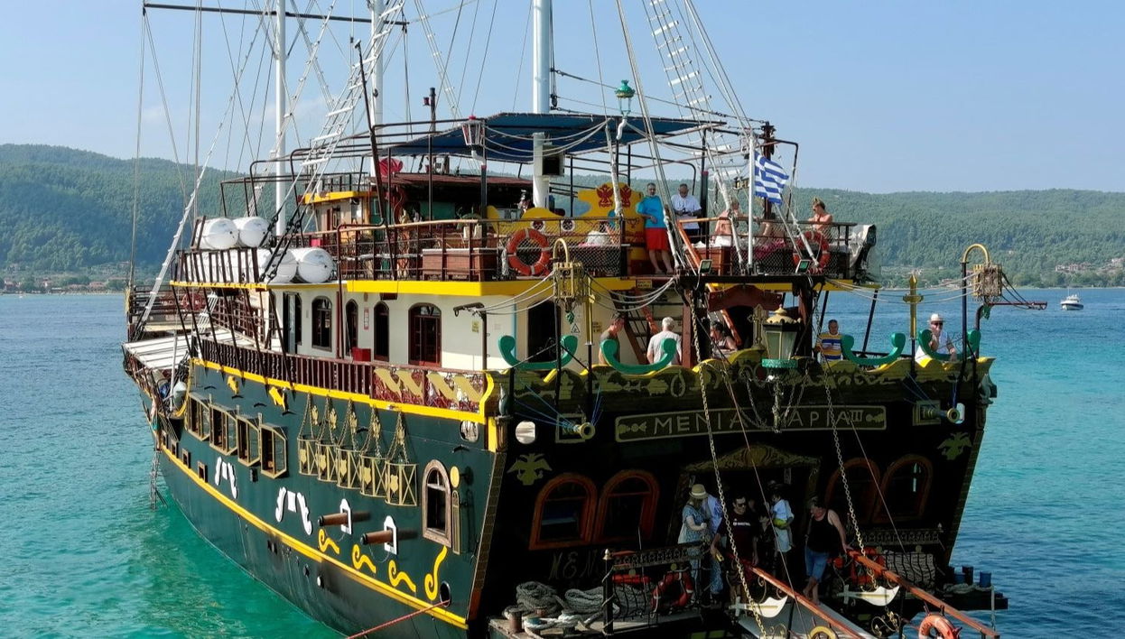 Passeio de barco pirata pela Lagoa Azul