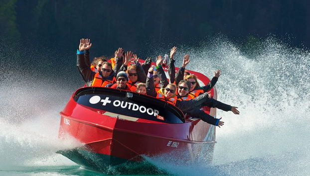 Enjoy a thrilling speedboat ride on Lake Brienz