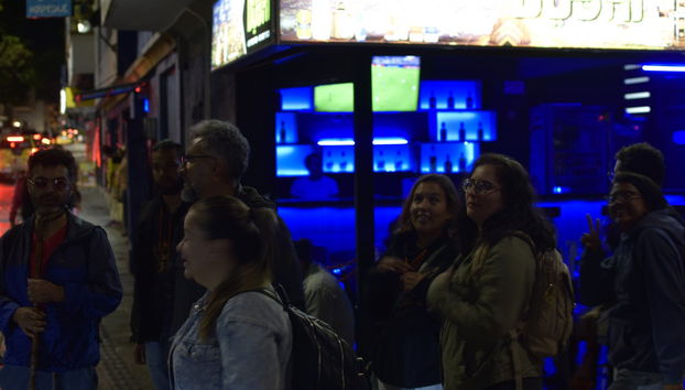 Antes de entrar a un bar de Medellín