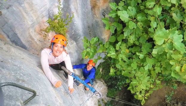 Disfrutando de la vía ferrata de El Milar