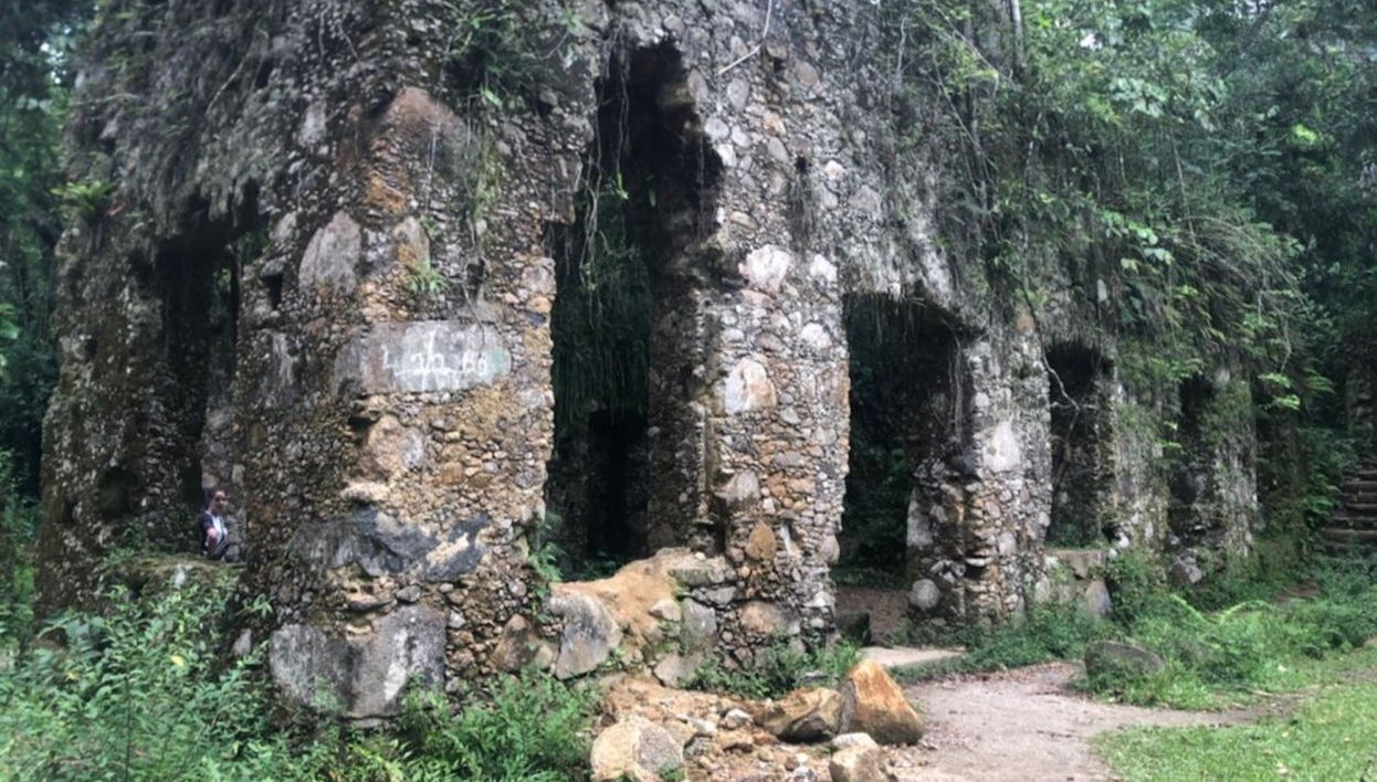 Hike Through the Ruins of Lagoinha - Foto 1