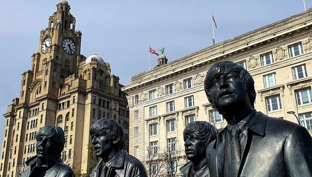 Explora Liverpool como un local con The Liverpool (y saluda también a algunos Beatles más grandes que la vida).