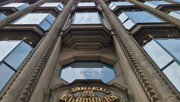 Aprenderás más sobre Oriel Chambers y cómo fue el precursor del rascacielos en nuestro tour, ¡además de conocer más sobre el arquitecto local que lo diseñó!