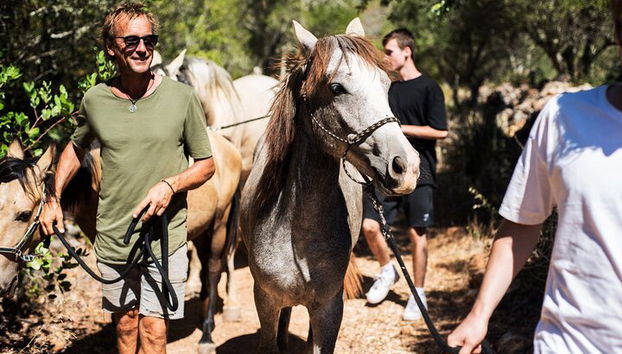 Horse Sanctuary: Une promenade dans la nature avec Rescued Horses à vos côtés - Photo 5