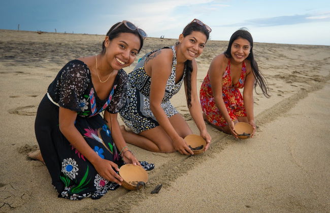 Liberación de tortugas en la playa de Colotepec - Foto 2