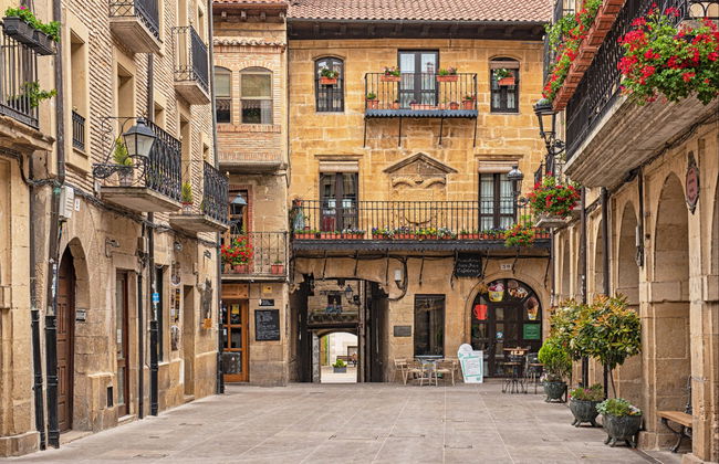 Tour por Laguardia + Visita a una bodega con cata - Foto 1