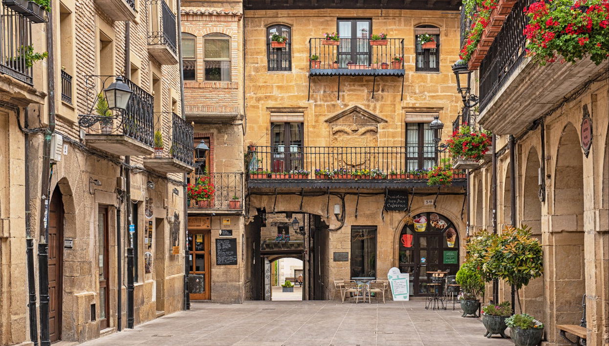 Tour for Laguardia + Visit to a winery with tasting - Photo 1