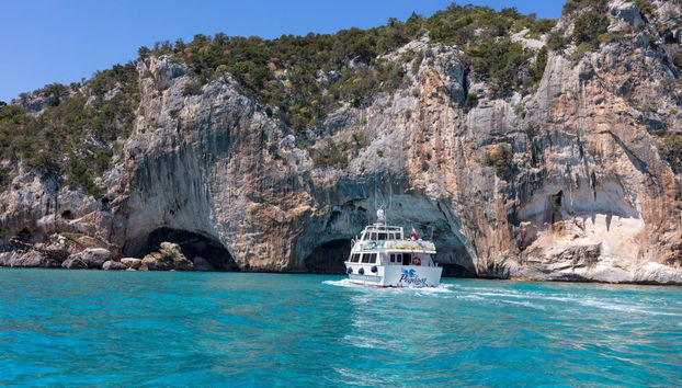 Sail pass caves along the coastline