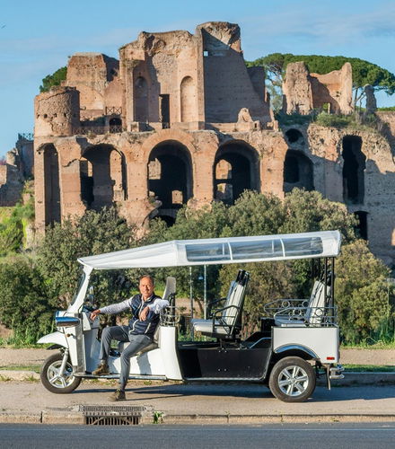 Foto de Tour privado en tuk tuk por Roma