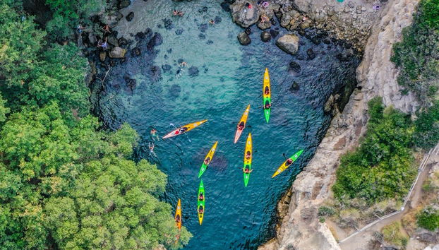 Vista aérea de los kayaks por las aguas de Sorrento